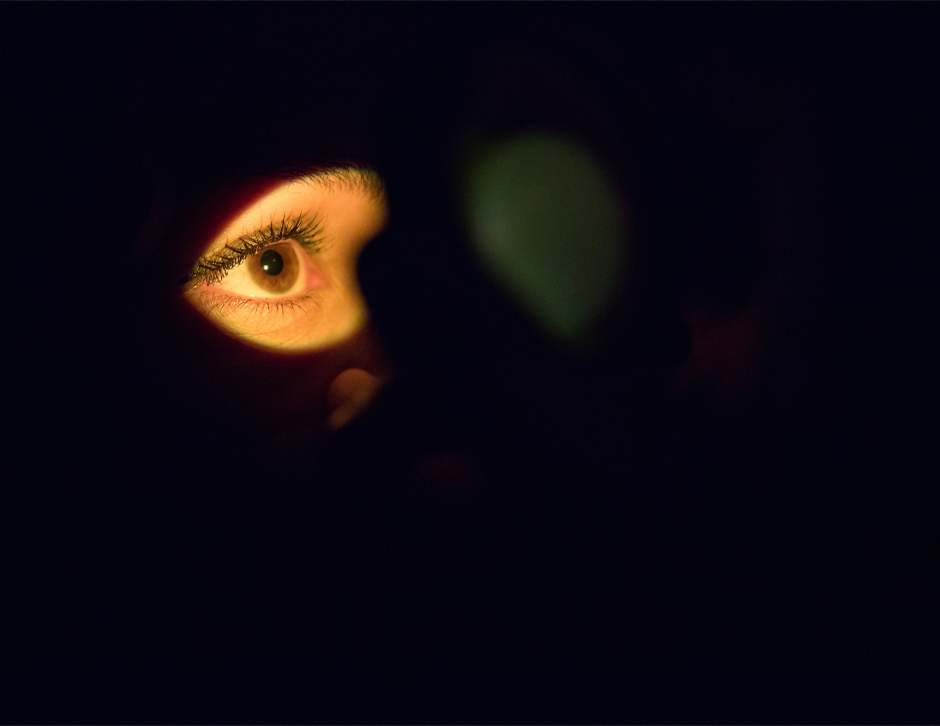 Fotografia de un ojo miranda a través de un hoyo de luz.