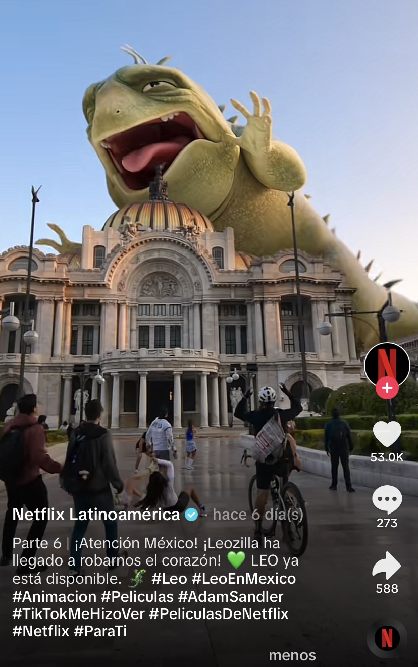 Captura de pantalla de un video de Netflix Latinoamérica en TikTok anunciando de forma creativa que su nueva película Leo ya estaba disponible.